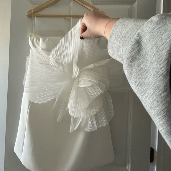 Meshki White Asymmetrical Pleated Skirt - Picture 2 of 6